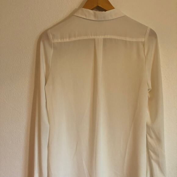 Daytrip white collar blouse w/ gold chain detail lightweight button. Size Med - Picture 3 of 5